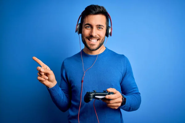 Jovem Jogador Bonito Homem Com Barba Jogando Videogame Usando Joystick — Fotografia de Stock