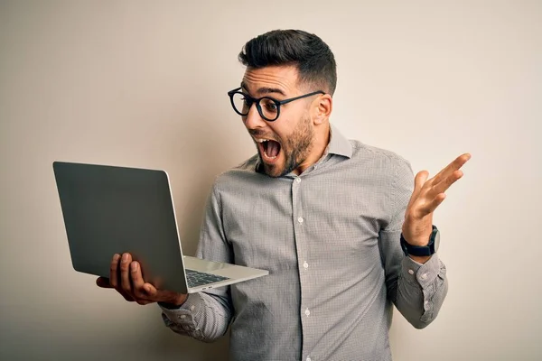 Joven Hombre Negocios Con Gafas Trabajo Con Computadora Portátil Muy —  Fotos de Stock