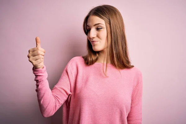 Young Beautiful Redhead Woman Wearing Casual Sweater Isolated Pink Background — Stock Photo, Image