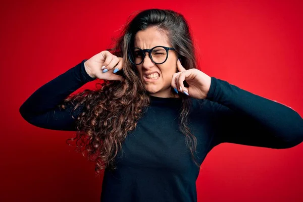 Giovane Bella Donna Con Capelli Ricci Indossa Maglione Occhiali Sfondo — Foto Stock