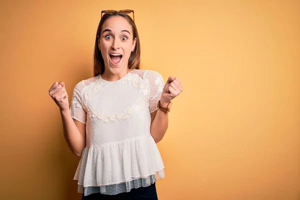 Mulher Bonita Nova Vestindo Shirt Casual Óculos Sol Sobre Fundo — Fotografia de Stock