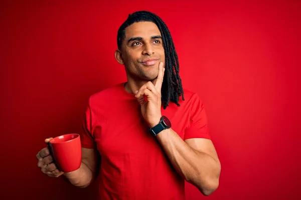 Jovem Afro Americano Africano Homem Bebendo Xícara Café Sobre Fundo — Fotografia de Stock