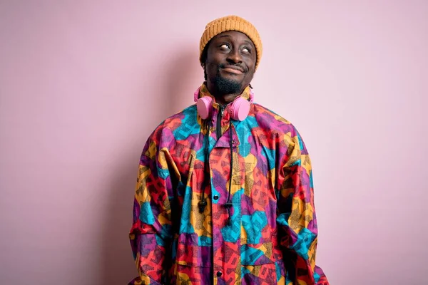 Jovem Homem Afro Americano Bonito Vestindo Casaco Colorido Boné Sobre — Fotografia de Stock