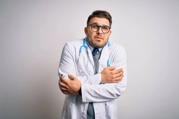 Junger Arzt Mit Blauen Augen Arztkittel Und Stethoskop Vor Isoliertem — Stockfoto