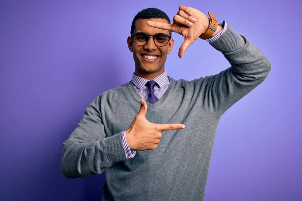 Przystojny Afrykański Biznesmen Okularach Krawacie Fioletowym Tle Uśmiechnięty Robiący Ramę — Zdjęcie stockowe