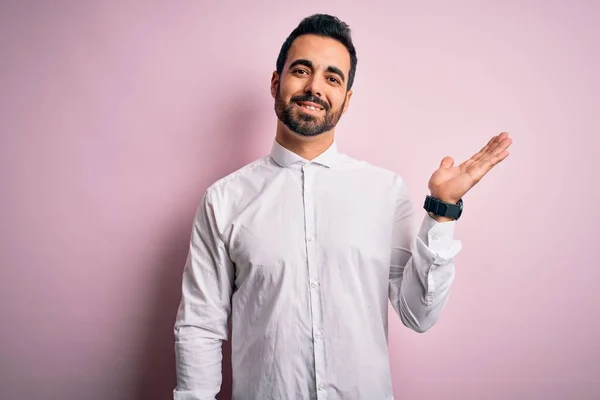 Junger Gutaussehender Mann Mit Bart Lässig Hemd Vor Rosa Hintergrund — Stockfoto