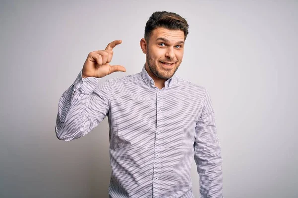 Joven Hombre Negocios Con Ojos Azules Pie Sobre Fondo Aislado — Foto de Stock