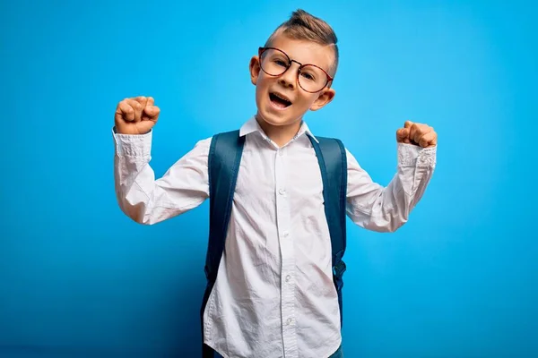 Junge Kleine Kaukasische Studentenkinder Mit Smarter Brille Und Schultasche Vor — Stockfoto