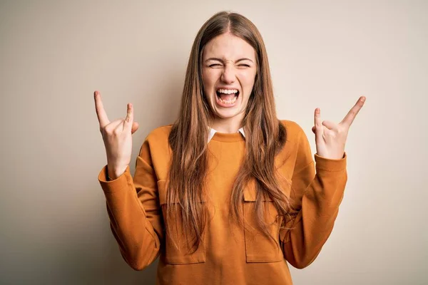 Jovem Mulher Ruiva Bonita Vestindo Camisola Casual Sobre Fundo Branco — Fotografia de Stock