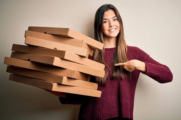 年轻漂亮的姑娘拿着意大利披萨盒 站在白色的背景上 满脸惊讶地指着自己 — 图库照片