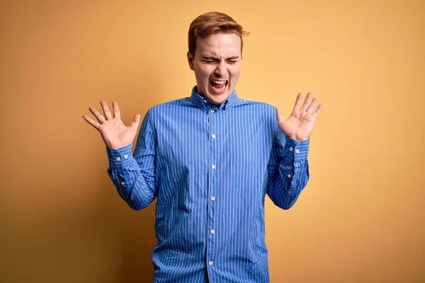 Homem Ruivo Bonito Jovem Vestindo Camisa Listrada Casual Sobre Fundo — Fotografia de Stock