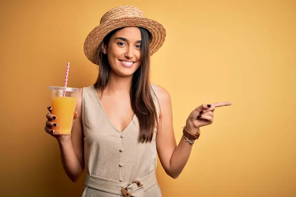 Giovane Bella Donna Vacanza Indossando Cappello Estivo Bere Succo Arancia — Foto Stock