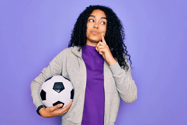 Africano Americano Rizado Jugador Mujer Jugando Fútbol Celebración Fútbol Bal —  Fotos de Stock