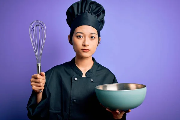 Joven Hermosa Mujer Chef Chino Con Uniforme Cocina Sombrero Usando —  Fotos de Stock