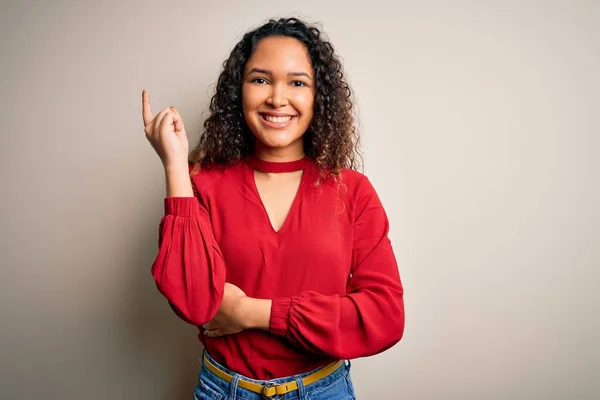 Joven Hermosa Mujer Con Pelo Rizado Con Camiseta Casual Pie — Foto de Stock