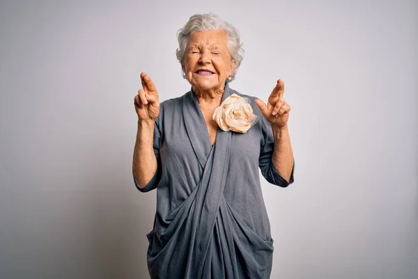 Senior Belle Femme Aux Cheveux Gris Portant Une Robe Décontractée — Photo