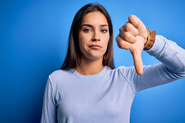 Joven Mujer Morena Hermosa Con Suéter Casual Pie Sobre Fondo — Foto de Stock