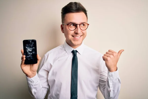 Νεαρός Όμορφος Καυκάσιος Άνδρας Κρατώντας Smartphone Σπασμένη Οθόνη Πάνω Από — Φωτογραφία Αρχείου