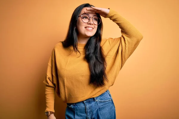 Genç Esmer Kadın Gözlük Takıyor Sarı Izole Edilmiş Arka Plan — Stok fotoğraf