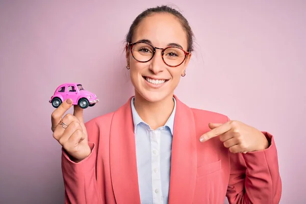 Jovem Mulher Negócios Bonita Usando Óculos Segurando Brinquedo Carro Rosa — Fotografia de Stock
