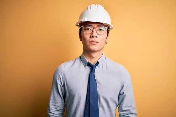 Jovem Arquiteto Chinês Bonito Homem Vestindo Capacete Segurança Gravata Sobre — Fotografia de Stock