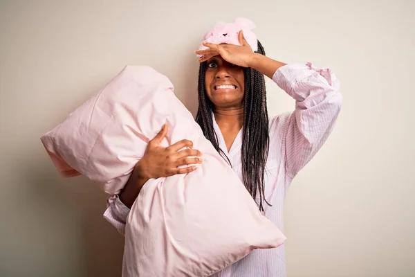 Ung Afrikansk Amerikansk Kvinna Bär Pyjamas Och Ögonmask Krama Sängen — Stockfoto