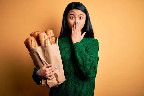 Ung Vacker Kinesisk Kvinna Som Håller Papperspåse Med Bröd Över — Stockfoto