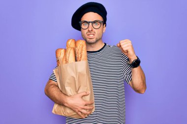 Mavi gözlü genç fırıncı, Fransız beresi takmış, elinde ekmek çantası var. Sinirli ve sinirlenmiş. Öfkeyle bağırıyor, çıldırıyor ve el kaldırarak bağırıyor.