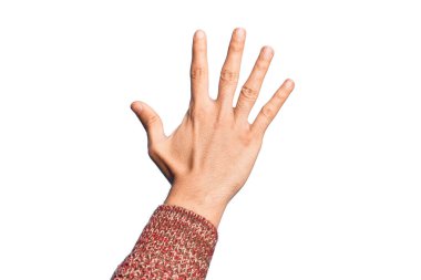 İzole edilmiş beyaz arka planda parmaklarını gösteren beyaz bir adamın eli 5 numarayı gösteriyor.