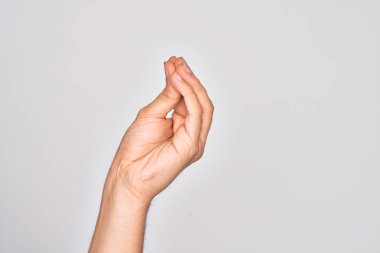 İzole edilmiş beyaz arka planda parmaklarını gösteren beyaz bir adamın eli parmaklarıyla İtalyanca jest yapıyor, iletişim hareketi yapıyor.