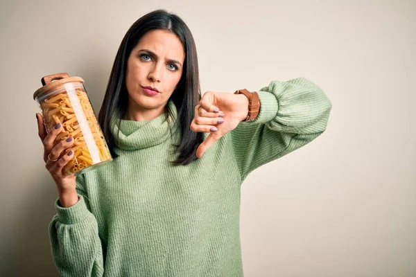 Mujer Morena Joven Sosteniendo Macarrones Italianos Secos Sobre Fondo Marrón —  Fotos de Stock