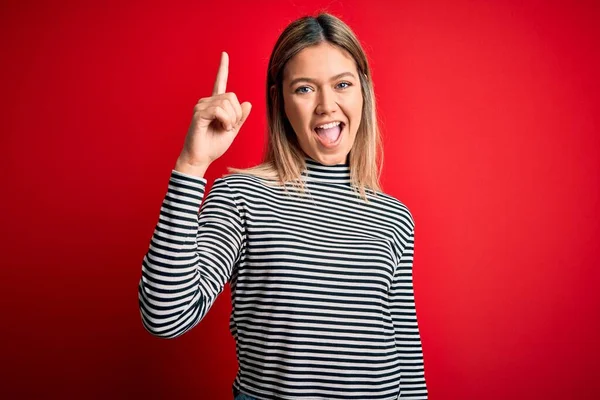 Junge Schöne Blonde Frau Lässig Gestreiftem Pullover Über Rotem Isoliertem — Stockfoto