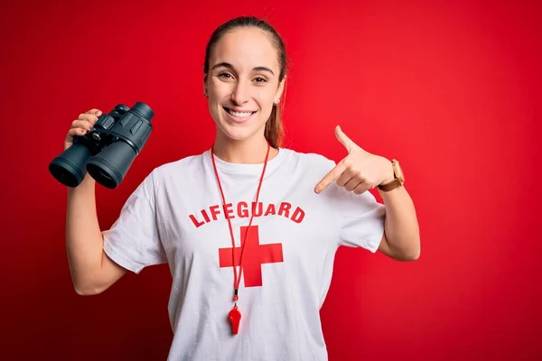 Junge Schöne Bademeisterin Trägt Shirt Mit Rotem Kreuz Und Trillerpfeife — Stockfoto