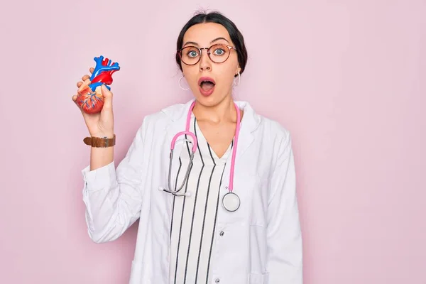 Jeune Belle Cardiologue Femme Aux Yeux Bleus Portant Stéthoscope Tenant — Photo