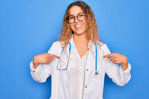 Jeune Belle Femme Blonde Médecin Aux Yeux Bleus Portant Manteau — Photo