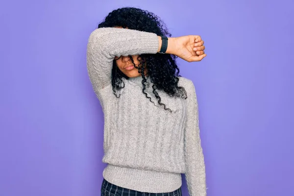 Mujer Afroamericana Joven Con Suéter Casual Gafas Sobre Fondo Púrpura —  Fotos de Stock