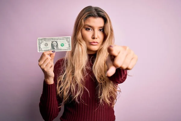 Jonge Mooie Blonde Vrouw Met Een Dollar Bankbiljet Geïsoleerde Roze — Stockfoto