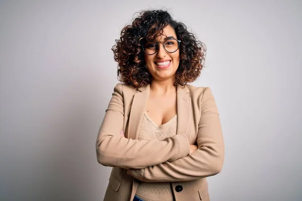 Młoda Kręcona Arabska Bizneswoman Eleganckiej Kurtce Okularach Białym Tle Szczęśliwa — Zdjęcie stockowe