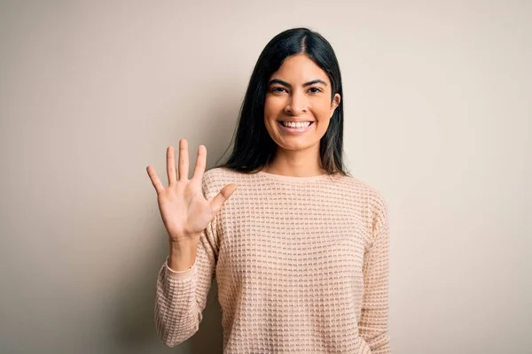 Junge Schöne Hispanische Frau Trägt Eleganten Rosafarbenen Pullover Über Isoliertem — Stockfoto