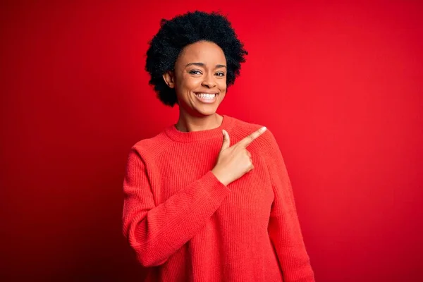 Jonge Mooie Afro Amerikaanse Afro Vrouw Met Krullend Haar Dragen — Stockfoto