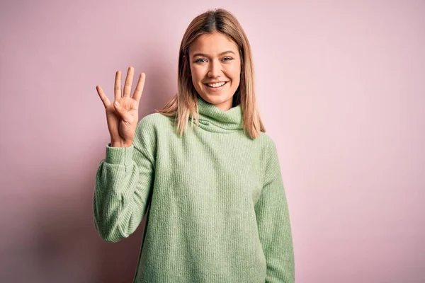 Ung Vacker Blond Kvinna Bär Vinter Ull Tröja Över Rosa — Stockfoto