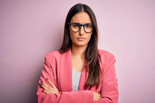 Junge Schöne Brünette Geschäftsfrau Mit Jacke Und Brille Vor Rosa — Stockfoto