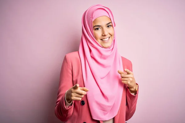 Молодая Красивая Девушка Мусульманском Хиджабе Стоит Изолированном Розовом Фоне Указывая — стоковое фото