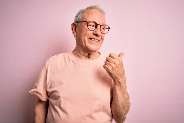 Grauhaariger Älterer Mann Mit Brille Der Vor Rosa Hintergrund Steht — Stockfoto