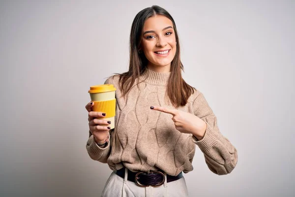 Mladá Krásná Brunetka Žena Pití Sklenice Kávy Přes Izolované Bílé — Stock fotografie