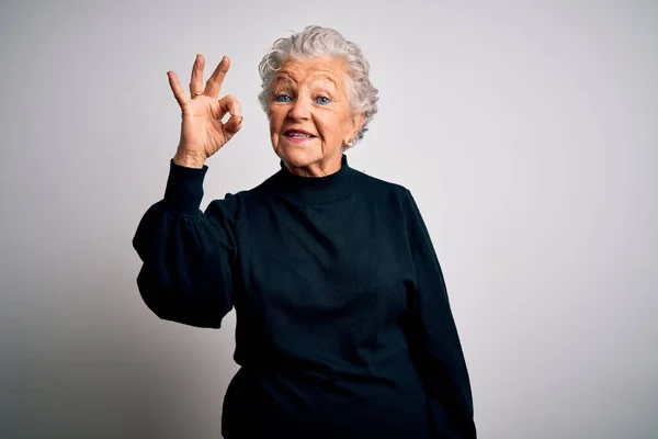 Senior Mooie Vrouw Draagt Casual Zwarte Trui Staan Geïsoleerde Witte — Stockfoto