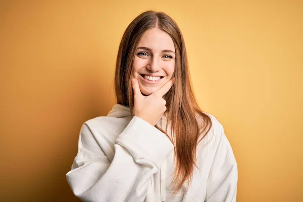 Jovem Mulher Esportiva Ruiva Bonita Vestindo Camisola Sobre Fundo Amarelo — Fotografia de Stock