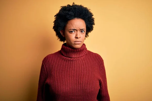 若い美しいアフリカ系アメリカ人のアフロ女性は 問題のために動揺を眉をひそめて カジュアルなタートルネックセーター懐疑的かつ神経を身に着けている 負の人 — ストック写真