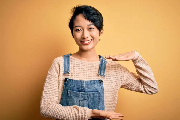 Jong Mooi Aziatisch Meisje Dragen Casual Denim Overalls Geïsoleerde Gele — Stockfoto