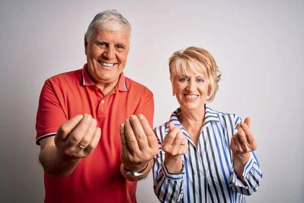 Senior Hermosa Pareja Pie Juntos Sobre Fondo Blanco Aislado Haciendo —  Fotos de Stock